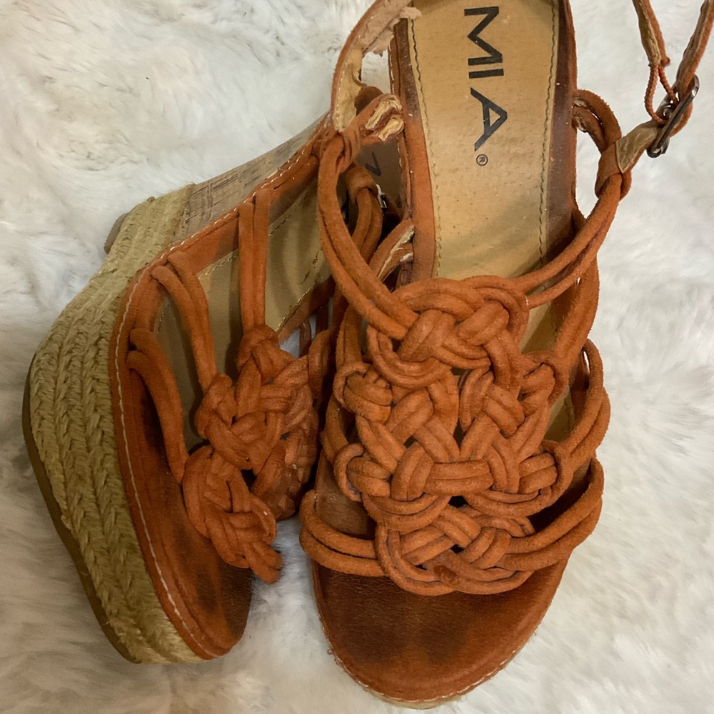 Orange crochet-detailed Mía wedge sandals